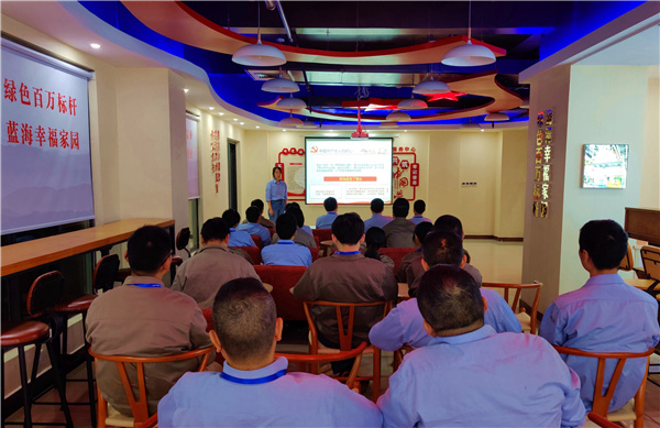 舟山煤電公司班組政治宣傳員以講黨課形式宣講。 張旭 攝.jpg