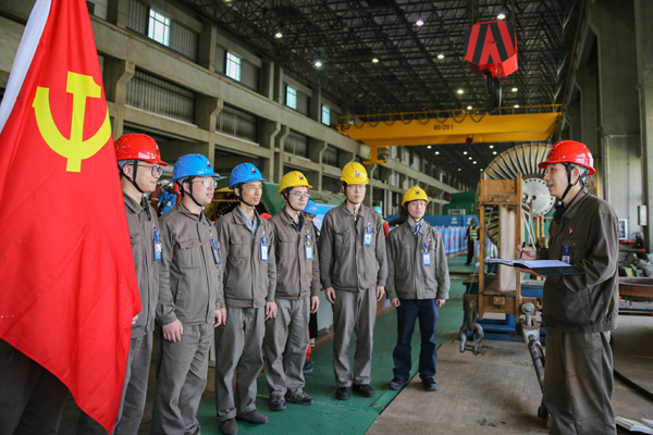 4月20日，浙能集團(tuán)所屬長(zhǎng)興發(fā)電公司政治宣傳員楊曉權(quán)在A修現(xiàn)場(chǎng)開(kāi)展政治宣講。方磊 攝x.jpg