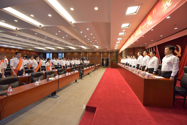 全場起立，奏唱國歌。 祝益軍 攝.jpg