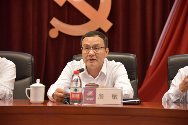 集團黨委副書記、總經(jīng)理詹敏宣讀表彰文件。 祝益軍 攝.jpg