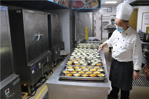 浙能物業(yè)余杭分公司全體動(dòng)員，為大廈職工提供晚餐。 賀鋼馗 攝.jpg