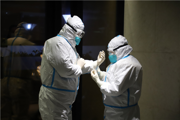 醫(yī)護(hù)人員化身暖心大白，守護(hù)人民健康。 殷夢(mèng)奇 攝.jpg