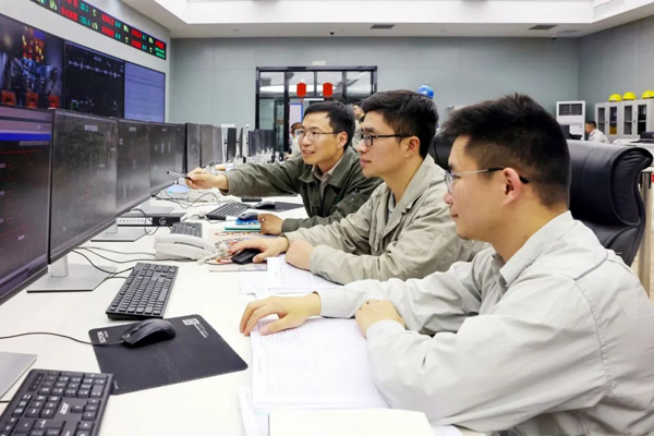 5x-浙能樂清發(fā)電公司技術(shù)人員緊盯5號機(jī)組操作界面，高效執(zhí)行指令，為機(jī)組安全運(yùn)行保駕護(hù)航。陳清瑜 攝.jpg
