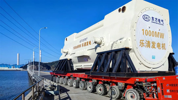 3x-浙能樂清發(fā)電廠 5號機(jī)組重達(dá)409噸發(fā)電機(jī)定子從碼頭運(yùn)輸施工現(xiàn)場場景。張立忠  攝.jpg